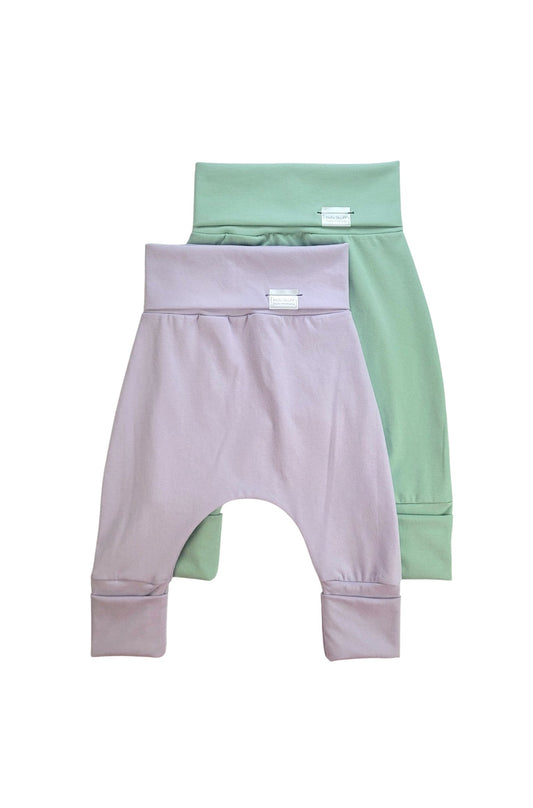 Discover our Grow-With-Me Pants – gender-neutral, soft, and adjustable for long-term wear. Perfect for all diapers. Handmade in Montreal with eco-friendly fabric.