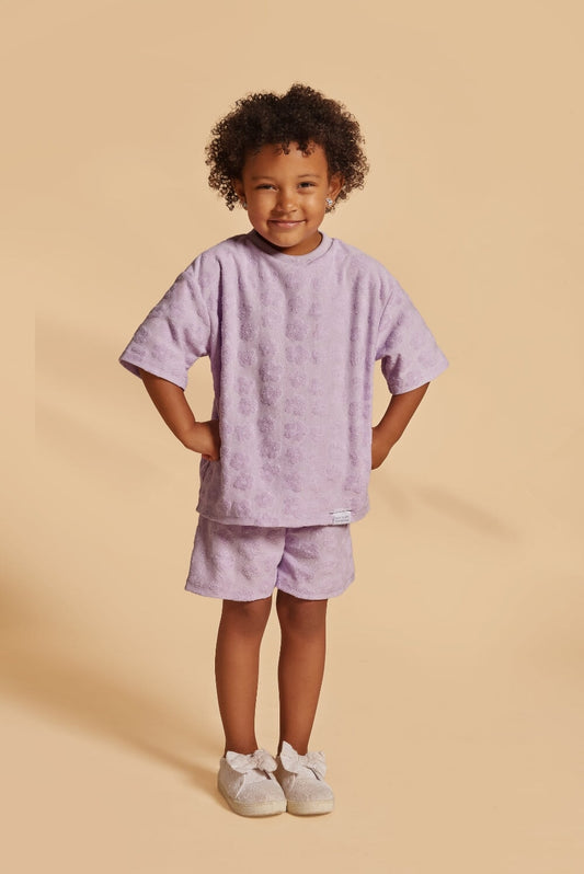 Discover our oversized Grow-With-Me T-Shirt – a gender-neutral, eco-friendly essential for kids. Handmade in Montreal, designed for comfort and longevity.