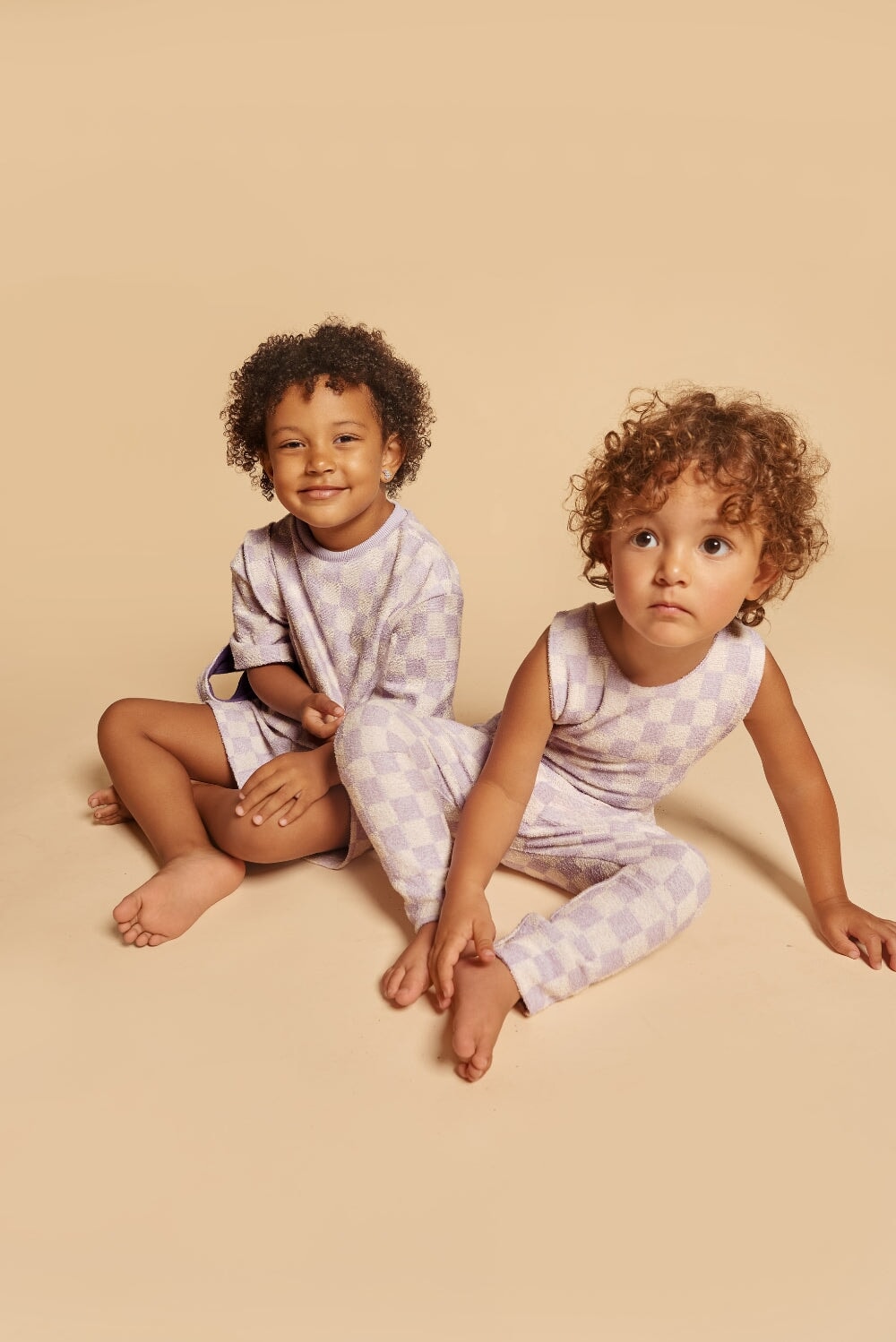 Discover our Grow-With-Me checkered shorts– gender-neutral, eco-friendly, and perfect for summer. Made from soft terry fabric, ideal after the beach, pool, or bath. Handmade in Montreal.