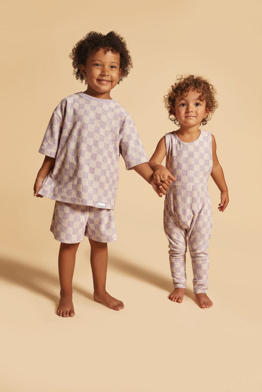 Discover our Grow-With-Me checkered shorts– gender-neutral, eco-friendly, and perfect for summer. Made from soft terry fabric, ideal after the beach, pool, or bath. Handmade in Montreal.