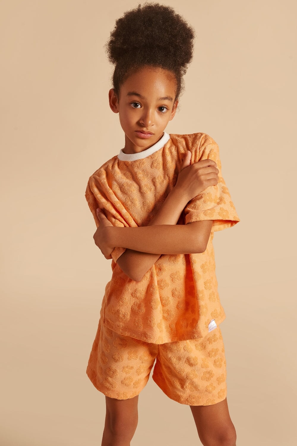 Discover our oversized Grow-With-Me T-Shirt – a gender-neutral, eco-friendly essential for kids. Handmade in Montreal, designed for comfort and longevity.