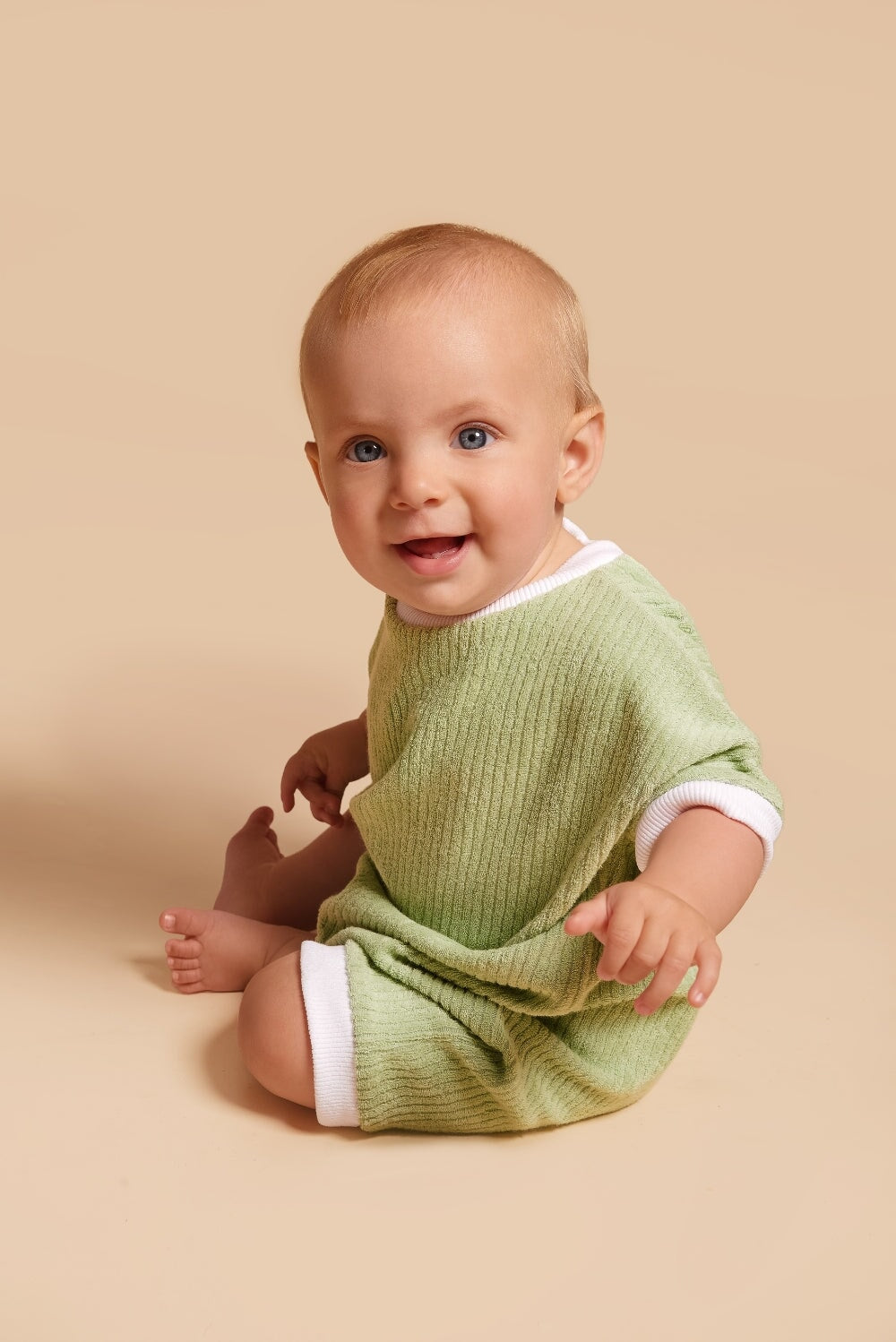 Discover our Grow-With-Me Onesie – a gender-neutral, eco-friendly essential for babies. Soft, stretchy, and designed for easy diaper changes. Handmade in Montreal.